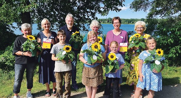 Als kleines Zeichen der Wertschätzung und Dankeschön gab es beim Sommerfest eine Sonnenblume für alle ehrenamtlichen Lesementoren.