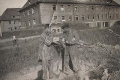 Zwei junge Griechen vor den ehemaligen Marinekasernen auf dem Wieksberg, die in der Nachkriegszeit als DP-Lager genutzt wurden. Die beiden Männer tragen Häftlingskleidung des KZ Neuengamme. Sie waren kurz zuvor aus dem Hamburger Konzentrationslager in die Lübecker Bucht auf die Cap Arcona verschleppt worden und überlebten die Schiffskatastrophe. Foto vermutlich von Mai 1945. (Bildquelle: Kostas Chalemos, Griechenland)