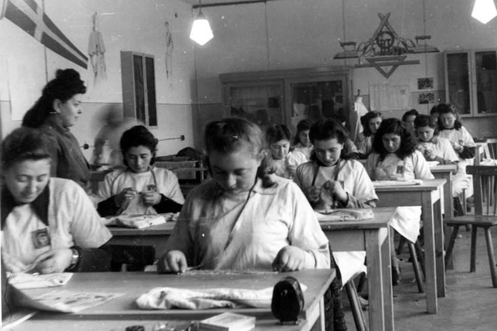Ausbildung von Schneiderinnen in einer Schule der jüdischen Hilfsorganisation ORT in Neustadt, 1947-1948. Die Schule war als Teil des DP-Lagers in der bisherigen Marineschule untergebracht. (Bildquelle: Photo Dreyer Neustadt. Archive Ref. p06a145)