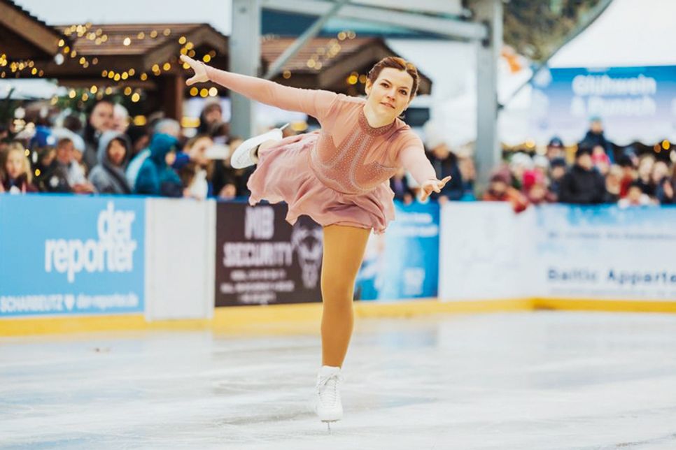 Zum Finale der Eiswelt Scharbeutz wird am Sonntag neben einer Feuershow auch eine Eiskunstlauf-Show von 14 bis 15 Uhr präsentiert.