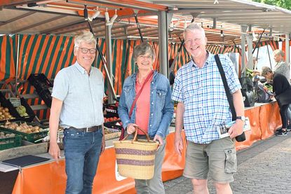 Joachim Ennen, Jutta Briel und Wolfgang-Dieter Glanz (v. l.) setzen sich im und mit dem Kreis Plön für Innovationen im Klimaschutz ein – schon der Einkauf regional produzierter Lebensmittel, zum Beispiel auf dem Wochenmarkt in Heikendorf, verbessere den persönlichen CO2-Fußabdruck, sagen sie.