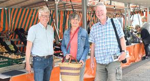 Joachim Ennen, Jutta Briel und Wolfgang-Dieter Glanz (v. l.) setzen sich im und mit dem Kreis Plön für Innovationen im Klimaschutz ein – schon der Einkauf regional produzierter Lebensmittel, zum Beispiel auf dem Wochenmarkt in Heikendorf, verbessere den persönlichen CO2-Fußabdruck, sagen sie.