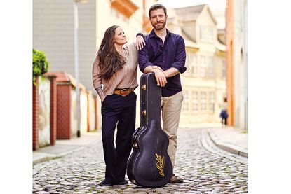 Zwei Akustikgitarren, zwei Stimmen: Esther Jung und Lukas Kowalski stehen am Sonntagnachmittag auf der großen Hafenbühne.