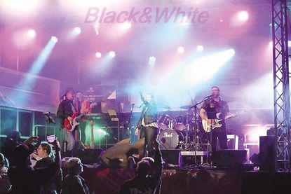 Die Band „Black & White“ ist das erste Mal bei den Niendorfer Hafentagen dabei und wird das Publikum am Samstagvormittag mit ihrer Live-Musik begeistern.