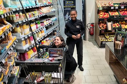 Mit viel Motivation und Teamgeist kümmern sich die jungen Auszubildenden um alles, was im Markt anfällt.