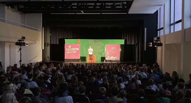 Mit dem Theaterstück „Fairsein - Wie geht das?“ wurde die Faire Woche in Neustadt eröffnet.