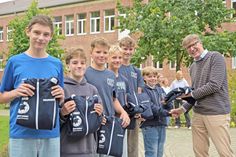 Frank Grell von der Provinzial Versicherung als Förderer verteilte Sportjacken an die Teams, hier die U 16 Rudermannschaft des Friedrich-Schiller-Gymnasiums, (v. l.) Tim Ziemer, Juri Sido, Jakob Höcker, Tomme Scheer, Johannes Höcker und Steuermann Tristan Elias Frühsorge.