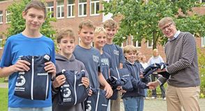 Frank Grell von der Provinzial Versicherung als Förderer verteilte Sportjacken an die Teams, hier die U 16 Rudermannschaft des Friedrich-Schiller-Gymnasiums, (v. l.) Tim Ziemer, Juri Sido, Jakob Höcker, Tomme Scheer, Johannes Höcker und Steuermann Tristan Elias Frühsorge.