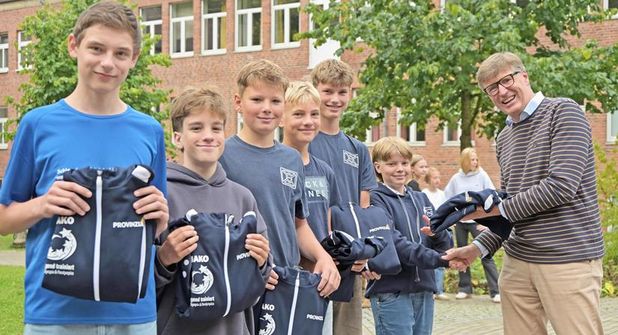 Frank Grell von der Provinzial Versicherung als Förderer verteilte Sportjacken an die Teams, hier die U 16 Rudermannschaft des Friedrich-Schiller-Gymnasiums, (v. l.) Tim Ziemer, Juri Sido, Jakob Höcker, Tomme Scheer, Johannes Höcker und Steuermann Tristan Elias Frühsorge.