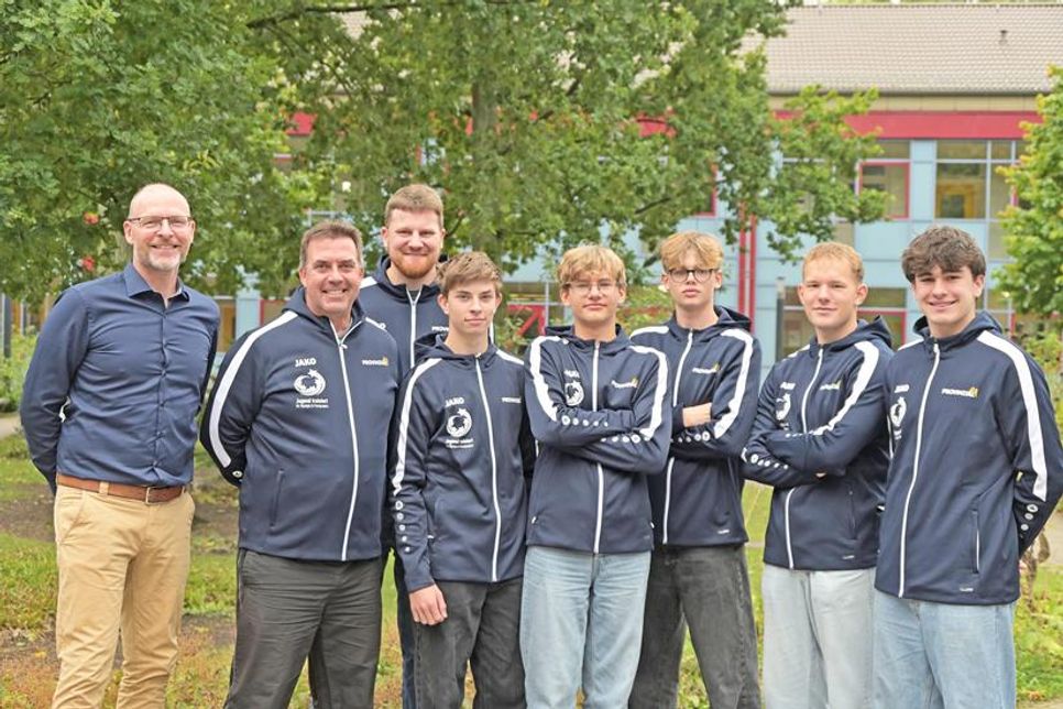 Im Einheitsdress nach Berlin: Kreisschulsportbeauftragter und stellvertretender Schulleiter Jürgen Wolff (v. l.), Betreuer und Trainer Hauke Bartram sowie Betreuer und Lehrer Simon Engel mit den Vertretern der U 18 Mannschaft Bjarne Petrich, Claas Scheer, Julian Jarr, Mathis Lötzsch und Benjamin Hochstuhl (es fehlen Florian Cordes, Hennes Martensen, Tristand Bartsch und Steuermann Erik Dunka).
