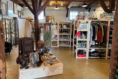 Flohby ist der Indoor-Flohmarkt für nachhaltiges Shoppen in einer einzigartigen Atmosphäre am Marienhof in Neustadt.