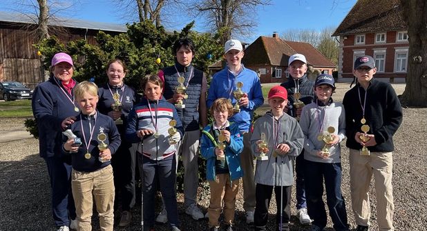 Die Sieger und Platzierten der Osterjugendwoche mit Jugendwartin Steffi Buhtz.