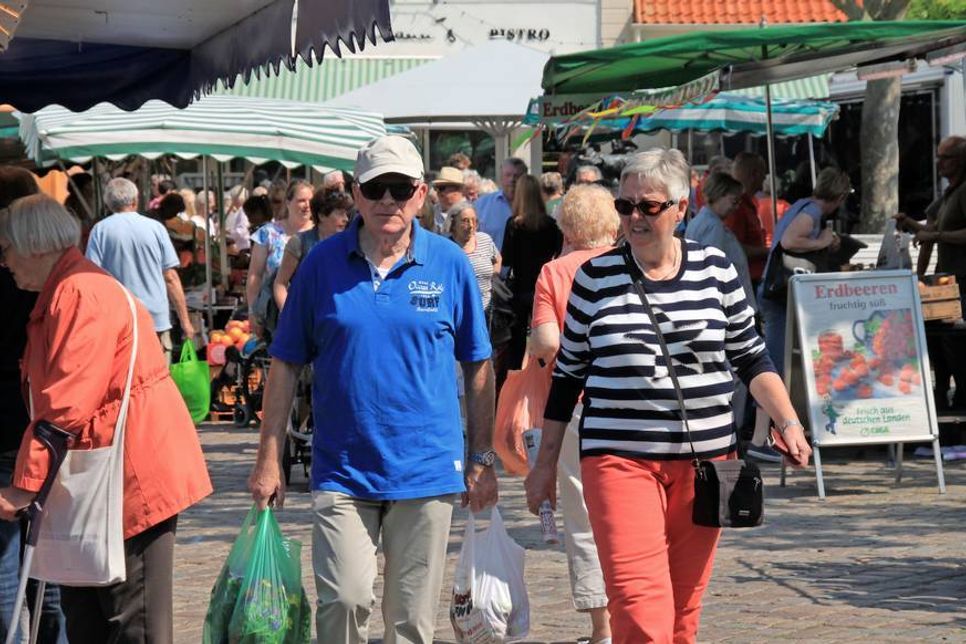 Zweimal (dienstags und freitags) in der Woche haben Frische-Liebende die Möglichkeit auf dem Wochenmarkt einzukaufen.