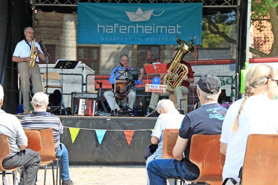 Die „Uli-Rath-Band“ spielte einen gekonnten Mix aus Jazz, Folk, Country und anderen Musikrichtungen.