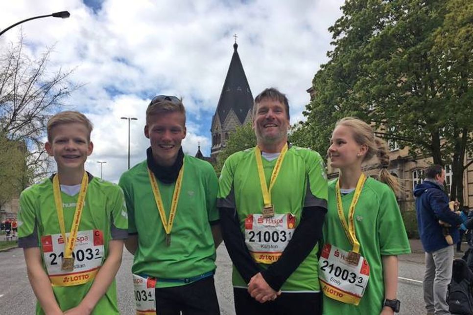 Hamburg. Gemeinsam mit seinen Schülern Christian Lunau, Emily Hahn und Marek Borkowski absolvierte Karsten Langer als Staffel-Team den Hamburg-Marathon. Nach 3:30:05 Stunden überquerten das Team der Grund- und Gemeinschaftsschule Lensahn die Ziellinie einer der größten Laufveranstaltungen Deutschlands. Auf der Strecke wurden rund 16.000 Aktive von etwa 700.000 Zuschauern angefeuert. „Live dabei zu sein, war einfach cool. Ich konnte sogar die Topläufer sehen“, freute sich Christian Lunau. (red)