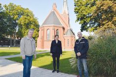 Gordon Krei (re.) und Karl-Ludwig- Tretau vom Arbeitskreis Kultur der Gemeinde Stockelsdorf freuen sich gemeinsam mit  Bürgermeisterin Julia Samtleben auf  die Veranstaltung „Kultur trotz Corona“.