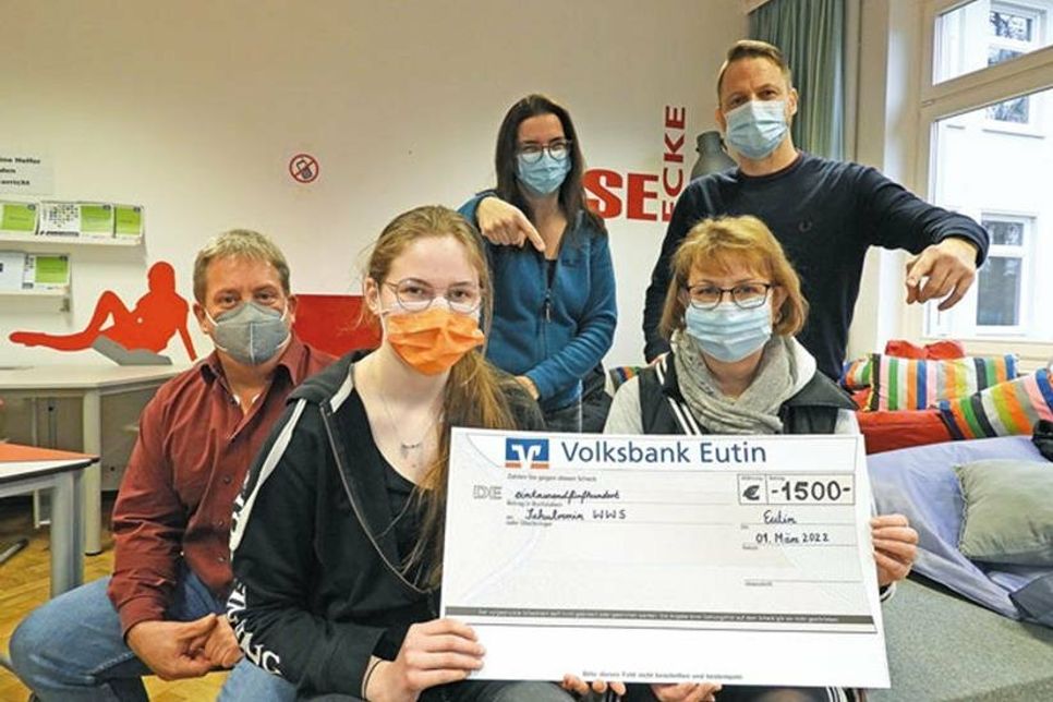 Achtklässlerin Lynn freut sich mit Birgit Proch und Axel Mühlhausen über die 1500 Euro-Spende, die Anne-Marie von Gäßler und Mirko Fähling (hinten) in der Schulbücherei übergaben.