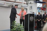 Bodo Kaping überreichte Taufpatin Bettina Hagedorn den Flaschenkopf von der Taufe im Dezember.
