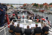 Blick auf das Deck und die geladenen Gäste.