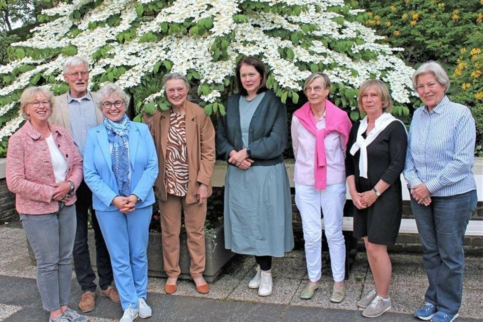 Umrahmt von herrlich blühendem Japanischen Schneeball und Rhododendron blickt der amtierende Vorstand positiv in die Zukunft. (v.l.) Birgit Oeken, Dietrich Busch, Claudia Walter, Julia Freese, Katharina Berges, Michaele v. Korff, Carina Muhmann, Dr. Cornelia Klein-Eppert.