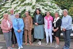 Umrahmt von herrlich blühendem Japanischen Schneeball und Rhododendron blickt der amtierende Vorstand positiv in die Zukunft. (v.l.) Birgit Oeken, Dietrich Busch, Claudia Walter, Julia Freese, Katharina Berges, Michaele v. Korff, Carina Muhmann, Dr. Cornelia Klein-Eppert.