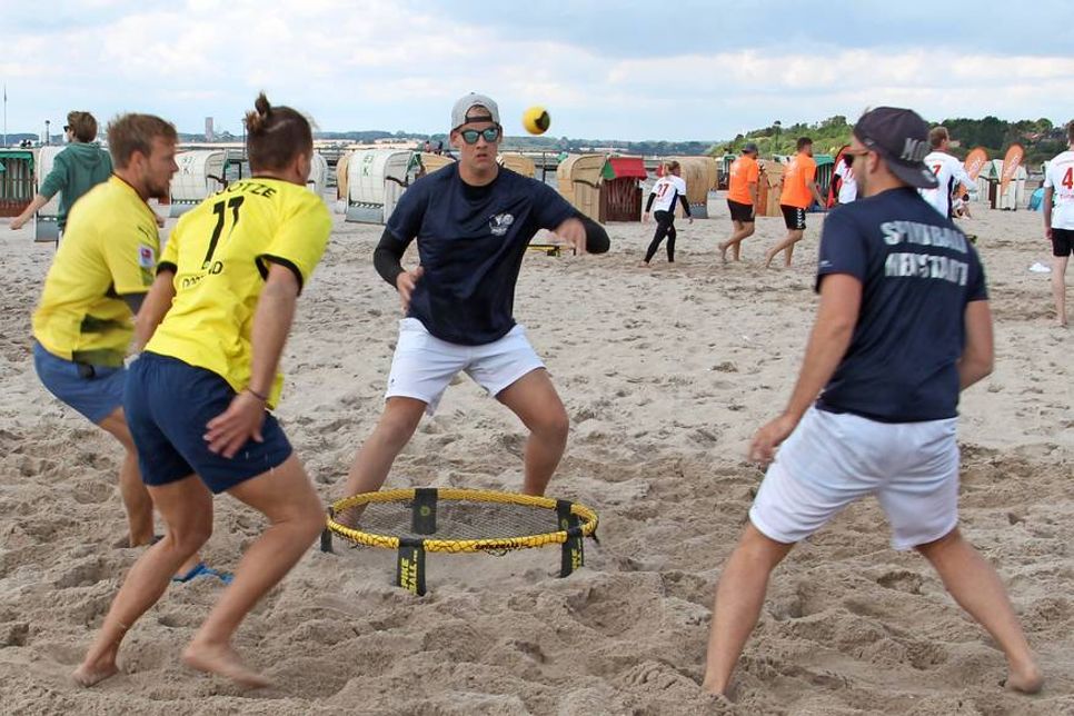 Gespielt wird per volleyballtypischer Schlagtechniken mit einem kleinen weichen Ball auf und um ein trampolinartiges Netz am Boden.