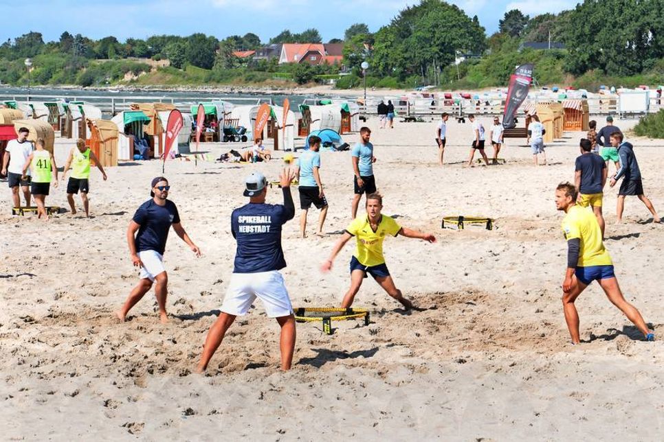 Auf acht Spielfeldern wurden die Turnierrunden ausgespielt.