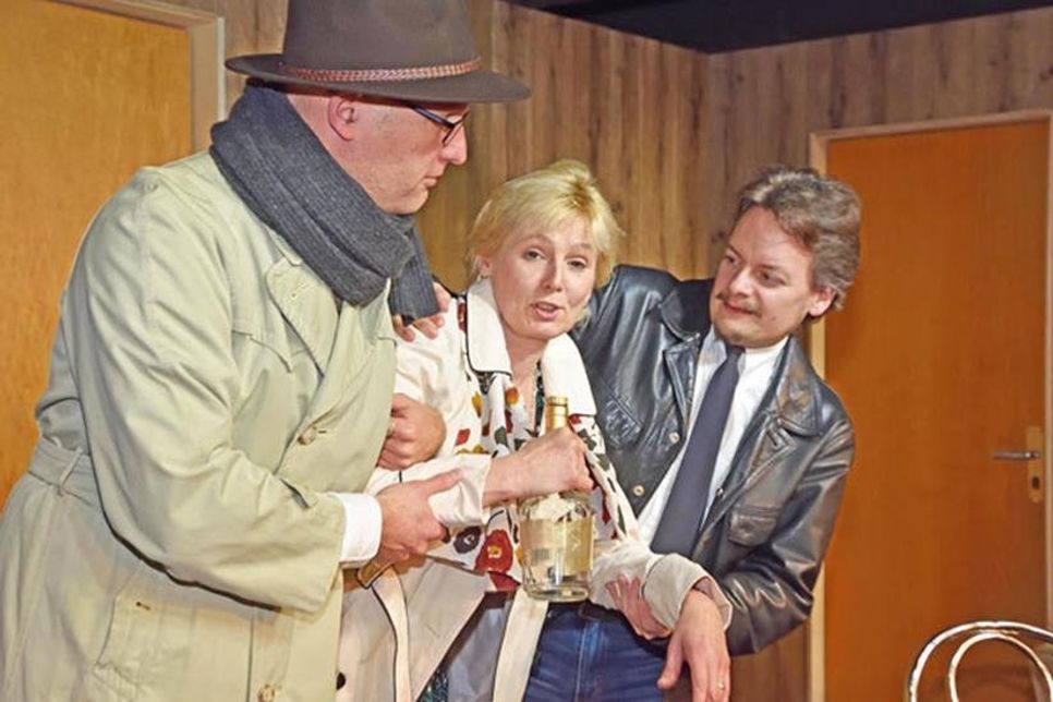 Ist noch einmal einem Kriminalfall auf der Spur: Raumpflegerin Erna Pieper (Angela Tafel, l.) entwickelt neue Talente als Ermittlerin