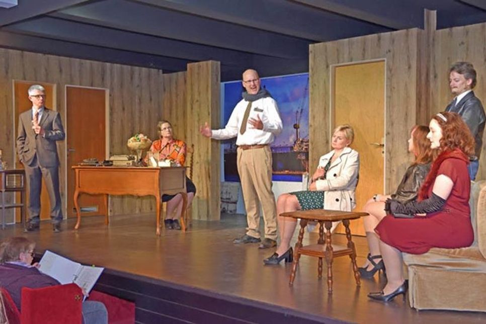 (V. l.) Prokurist Robert Westphal (Asmus Finck-Stoltenberg), Sekretärin Ulla Gerdes (Christina Theuer), Kommissar Willi Brockmann (Matthias Dehn), Raumpflegerin Erna Pieper (Angela Tafel), Brockmanns Assistent Waldemar Schulz (Christian Becker), Auszubildende Erika Reinhold (Julia Preuss) und die Ehefrau des Opfers Herrn Henning, Frau Henning (Dorothea Slenczek) sorgen bei der Aufklärung des „Falls“ für eine spannend verwickelte wie auch amüsante Lachmöwen-Vorstellung.