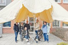 Die Elternvertreterinnen Marion Vits und Sabine Zabke, Schülersprecherin Lilian Haselow, Jan Fiergolla, Jan Schumann, Schulleiterin Esther Passig und Grundschulkoordinatorin Julia Christiansen beim Aufdrehen des Schirmes.