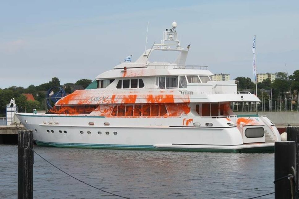 Fünf der Aktivisten besprühten das Schiff mit orangener Farbe und kippten anschließend eine grüne Flüssigkeit ins Wasser.