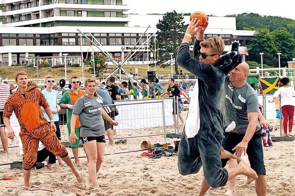 Neben den erfolgreichsten Teams wird auch wieder die lustigste Mannschaft ausgezeichnet. Bei allem sportlichem Ehrgeiz steht der Spaß beim Travemünder beim Beach-Handball-Cup ohnehin an erster Stelle.