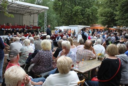 Vor der Bühne lauschten die Besucher den musikalischen Klängen.