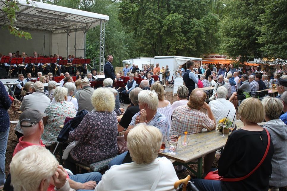 Vor der Bühne lauschten die Besucher den musikalischen Klängen.