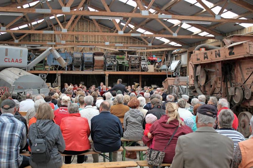 Die Hofscheune wurde kurzerhand zum Konzertsaal umfunktioniert. Zwischen landwirtschaftlichen Exponaten begeisterte das Blasorchester Lensahn.