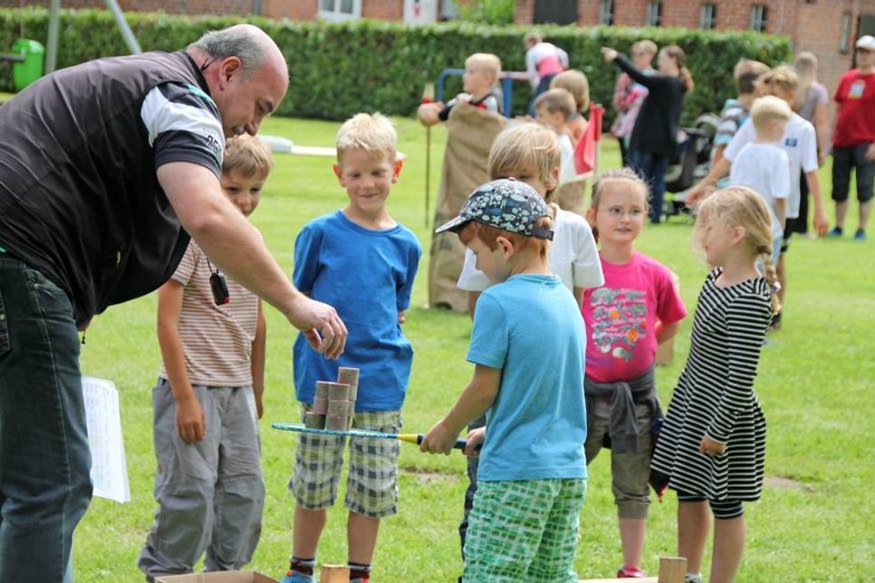 Ganz schön wackelig. Mit geballter „Boypower“ wurde der schwer beladene Batmintonschläger über Hürden sicher ins Ziel gebracht.