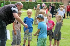 Ganz schön wackelig. Mit geballter „Boypower“ wurde der schwer beladene Batmintonschläger über Hürden sicher ins Ziel gebracht.