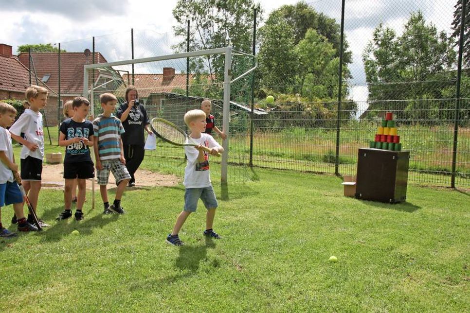 15 aufgestapelte Dosen und ein Tennisschläger sind die Zutaten für „Dosentennis“, wobei das Ziel ist, möglichst viele Dosen abzuräumen.