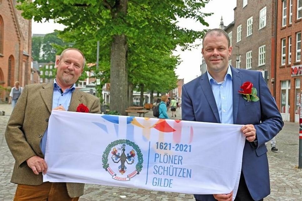 Gilde-Major Helge Wiederich und Torben Martens, 2. Ältermann der Gilde, kündigen das Schützenfest 2023 an und freuen sich auf zahlreiche Gäste beim Ausmarsch und am Festplatz.