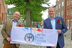 Gilde-Major Helge Wiederich und Torben Martens, 2. Ältermann der Gilde, kündigen das Schützenfest 2023 an und freuen sich auf zahlreiche Gäste beim Ausmarsch und am Festplatz.