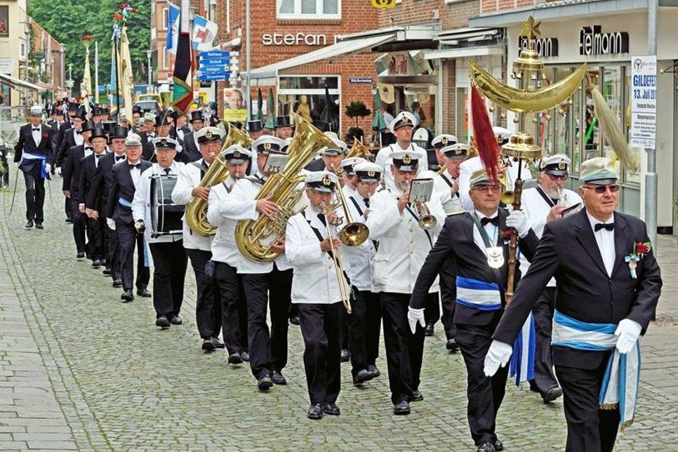 Stimmungsvoller Umzug der Plöner Schützengilde von 1621 vom Wentorper Platz durch die Plöner Fußgängerzone in Richtung Marktplatz. Foto: Schneider