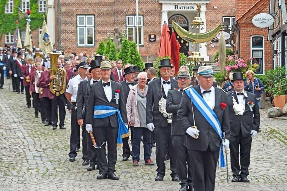 Am Schlossberg startet mit Gilde, Gästen und Bläsern ein langer Umzug durch die Stadt.