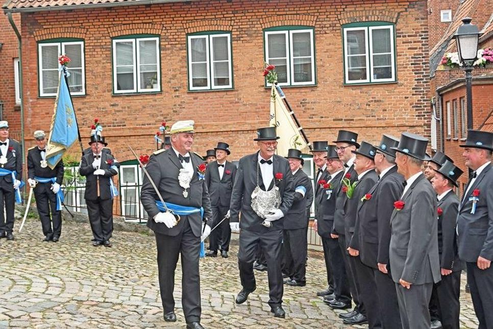 Aufstellung für den Ausmarsch: Ex-Gilde-Major Michael Kröger und Ex-Majestät Heinz Langfeldt schritten 2022 die Front der am Rathaus angetretenen Gildebrüder ab.