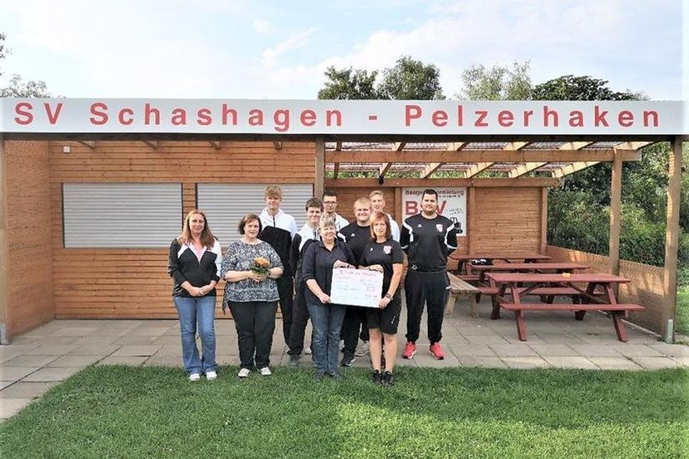 Der SV Schashagen-Pelzerhaken bedankt sich bei Kerstin Weiffen, Heimleitung des Alten- und Pflegeheim Muus, für die Spende in Höhe von 350 Euro. Der Erlös stammt aus der Tombola, welche im Rahmen des diesjährigen Sommerfestes stattfand. (red)