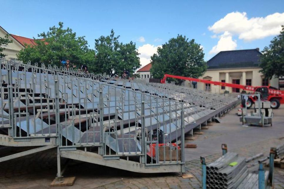 Neustadt. Das europäische folklore festival 2016 steht buchstäblich in seinen Startlöchern. Am Montag begann auf dem Marktplatz der Aufbau der großen Zuschauertribüne mit über 2.000 Sitzplätzen für die Besucher. Zusammen mit Bühne, Ton- und Lichttechnik wird der Markplatz so nach und nach in ein professionelles Freilichttheater verwandelt, in dem ab kommendem Freitag Folklore und moderne Klänge aufeinander treffen werden. (he)