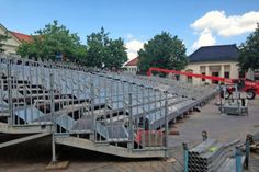 Neustadt. Das europäische folklore festival 2016 steht buchstäblich in seinen Startlöchern. Am Montag begann auf dem Marktplatz der Aufbau der großen Zuschauertribüne mit über 2.000 Sitzplätzen für die Besucher. Zusammen mit Bühne, Ton- und Lichttechnik wird der Markplatz so nach und nach in ein professionelles Freilichttheater verwandelt, in dem ab kommendem Freitag Folklore und moderne Klänge aufeinander treffen werden. (he)
