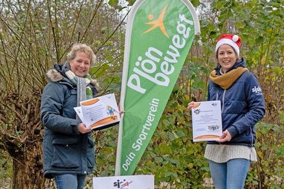 Malena Rapelius, Referentin bei der Sportjugend Schleswig-Holstein, überreichte das Starterpaket an Anja Kuhnt.