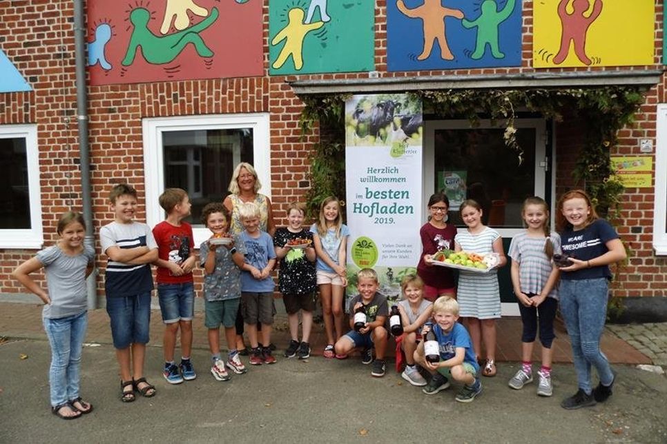 Die 3. Klasse verteilt das Obst und Gemüse an die Mitschüler.