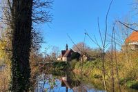 Anke Holz hat in Brodau diesen wunderbaren und außergewöhnlichen Blickwinkel auf das Torhaus gefunden.