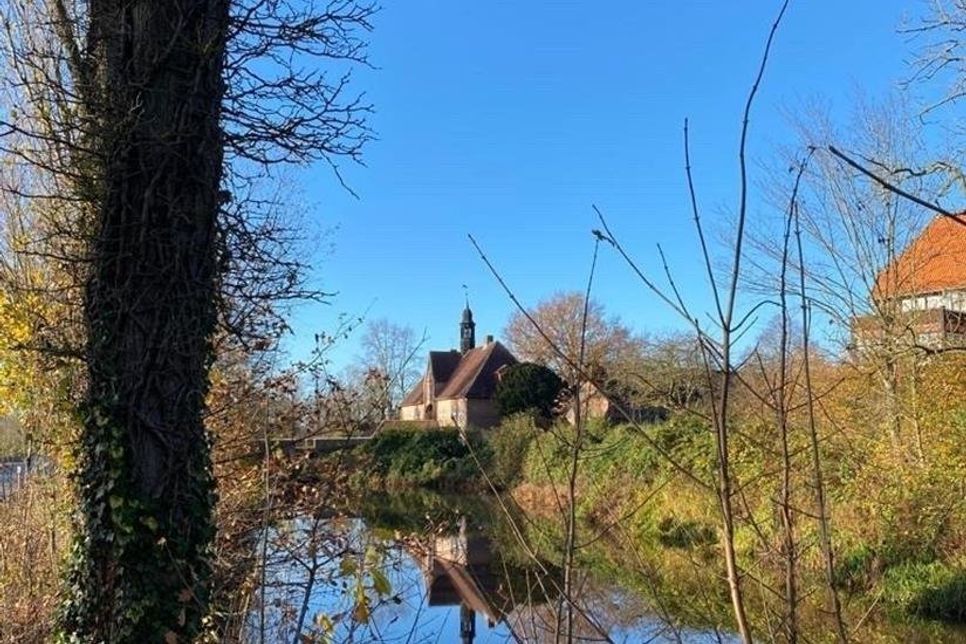 Anke Holz hat in Brodau diesen wunderbaren und außergewöhnlichen Blickwinkel auf das Torhaus gefunden.